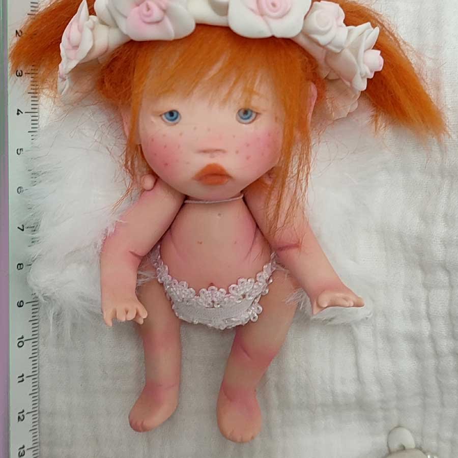 Angelita Decorativa de Arcilla • Evaninas Muñeca ángel de 13 cm. hecha a mano por Evaninas.
