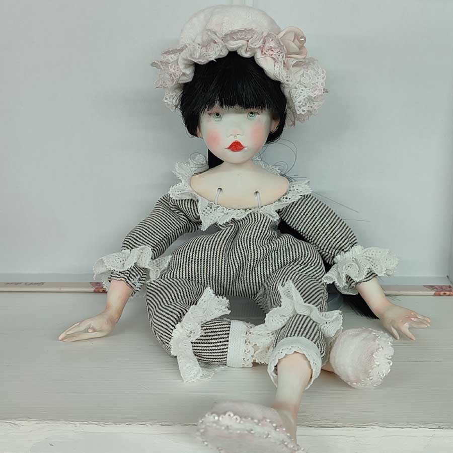 Muñeca de Pelo Oscuro y Zapatillas hecha a mano por Evaninas.