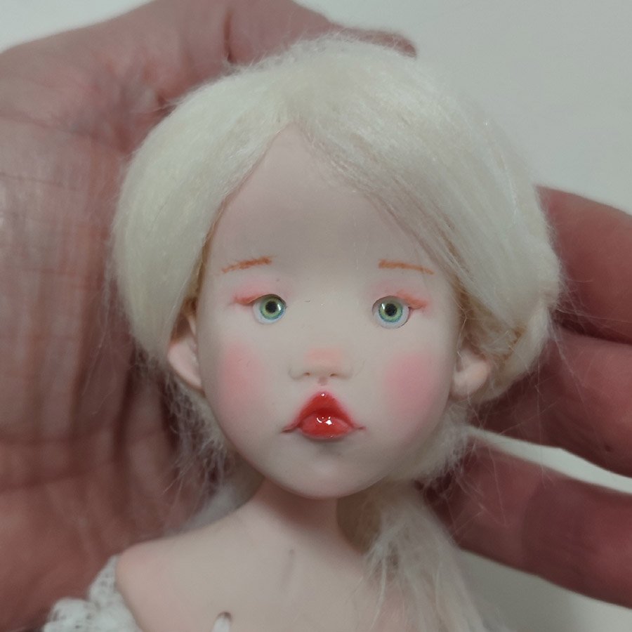 Muñeca con Sombrilla • Evaninas Muñeca decorativa con enaguas y sombrilla hecha a mano por Evaninas.