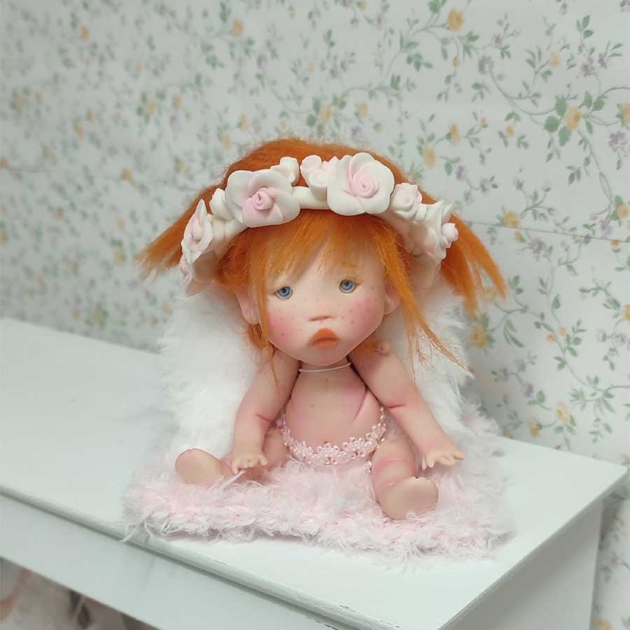 Angelita Decorativa de Arcilla • Evaninas Ángel decorativo de arcilla polimérica hecho a mano por Evaninas.