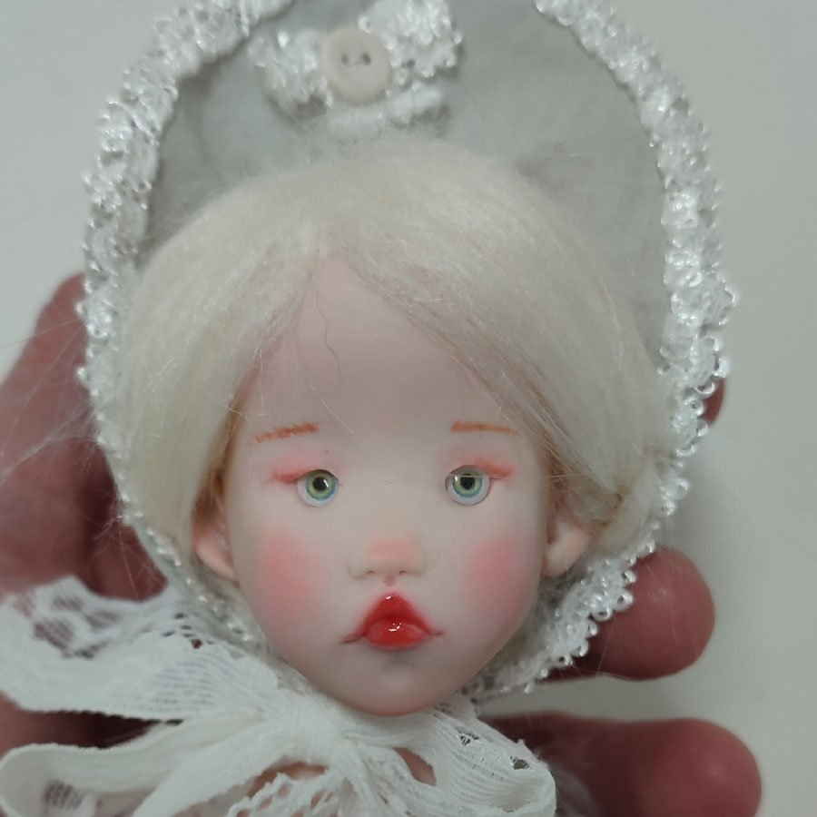 Muñeca con Sombrilla • Evaninas Muñeca con pelo rubio y labios rojos hecha a mano por Evaninas.
