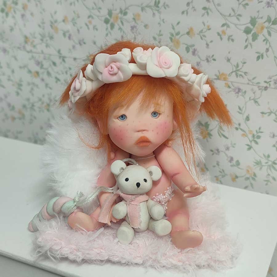 Angelita Decorativa de Arcilla • Evaninas Muñequita decorativa con osito y alas hecha a mano por Evaninas.