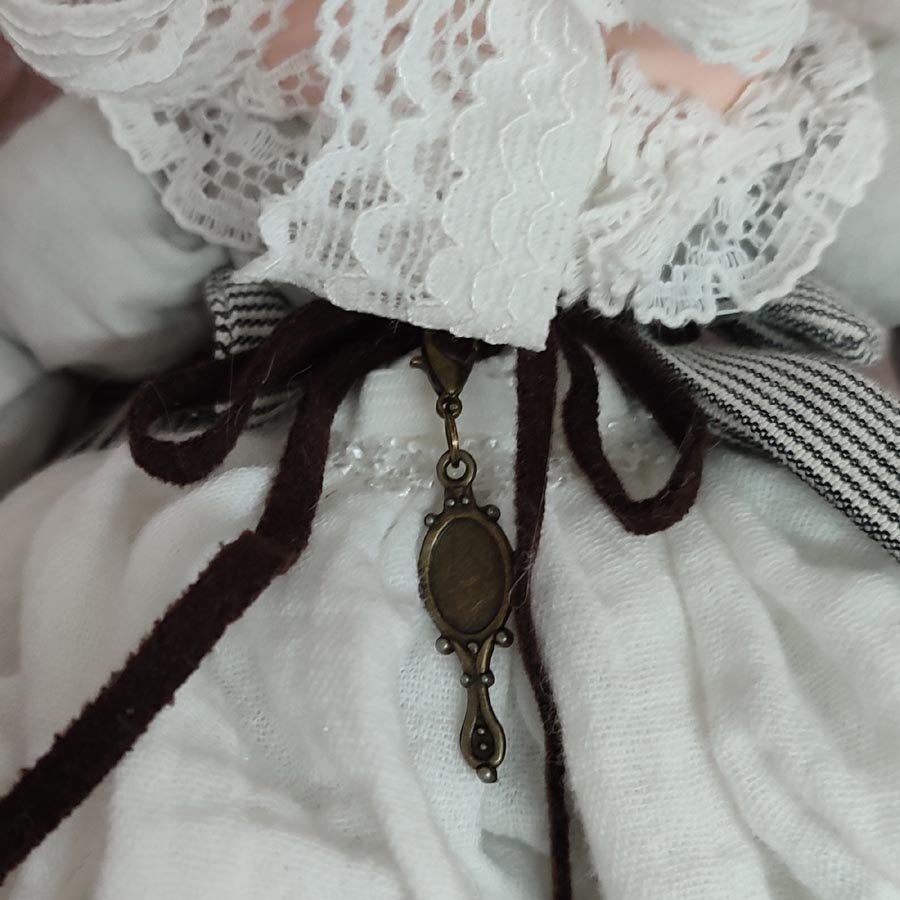 Muñeca con Sombrilla • Evaninas Muñeca de arcilla polimérica modelada por Evaninas.