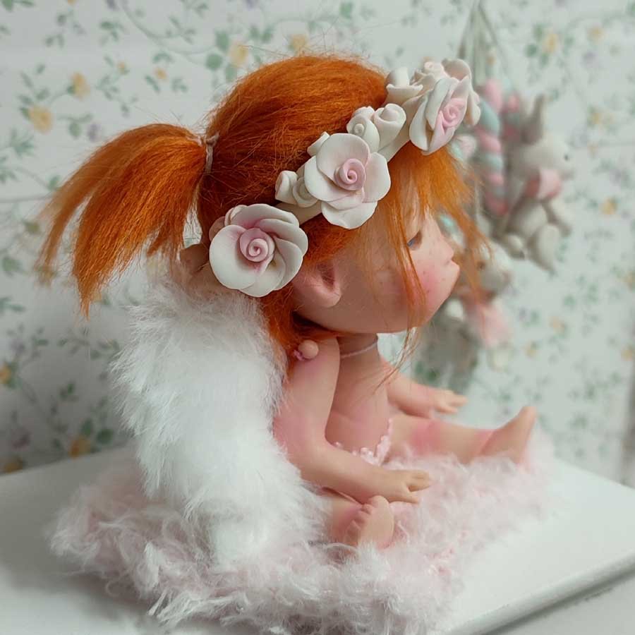 Angelita Decorativa de Arcilla • Evaninas Muñequita pequeña pelirroja con corona de flores hecha a mano por Evaninas.