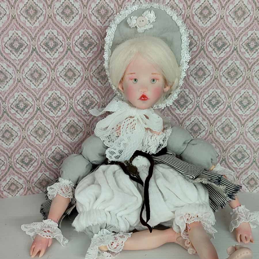 Muñeca con Sombrilla • Evaninas Cara de muñeca con gorro de época de Evaninas.