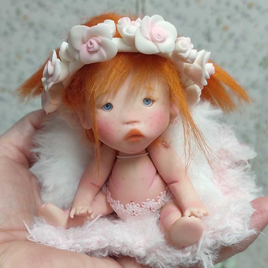 Angelita Decorativa de Arcilla • Evaninas Muñeca con corona de flores de porcelana hecha a mano por Evaninas.