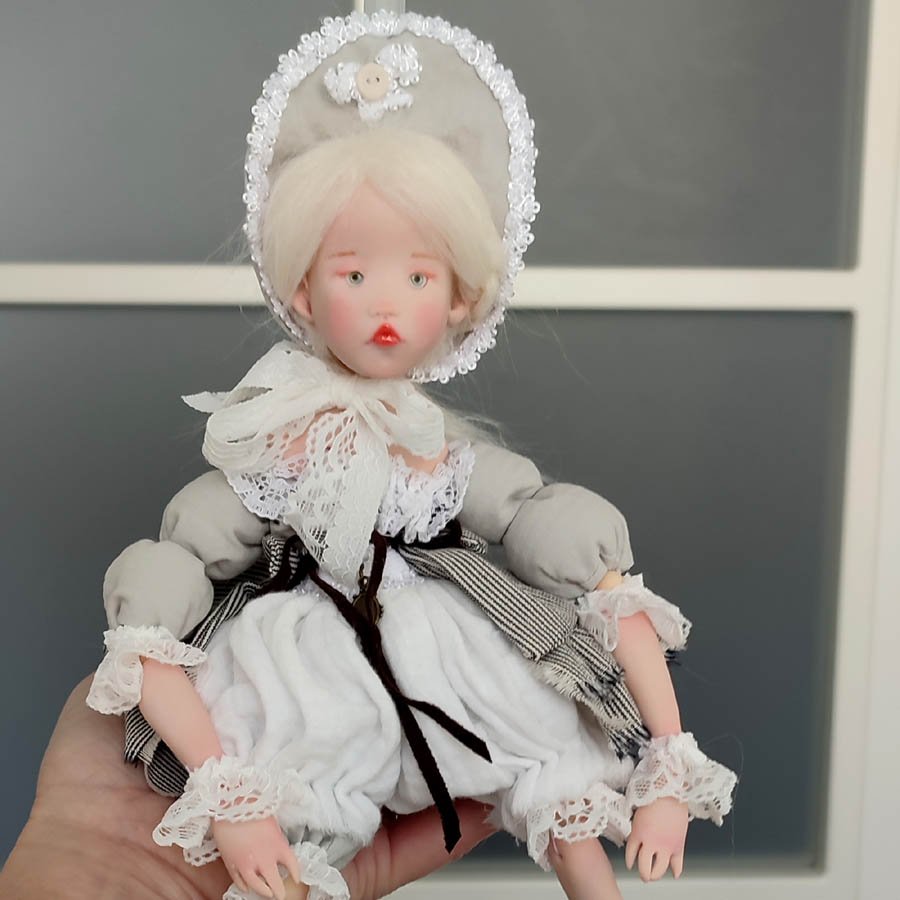 Muñeca con Sombrilla • Evaninas Vestido de época para muñeca artesanal de Evaninas.