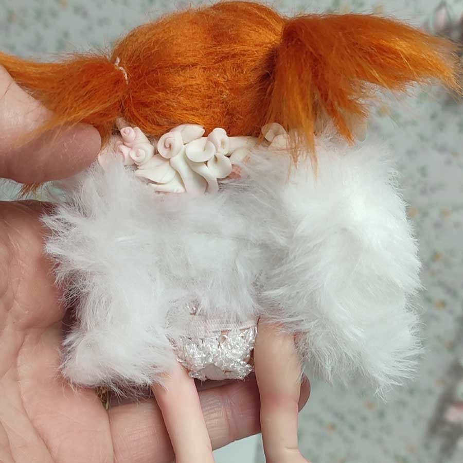 Angelita Decorativa de Arcilla • Evaninas alas de alambre forradas en lana peluda para muñeca hechas por Evaninas.