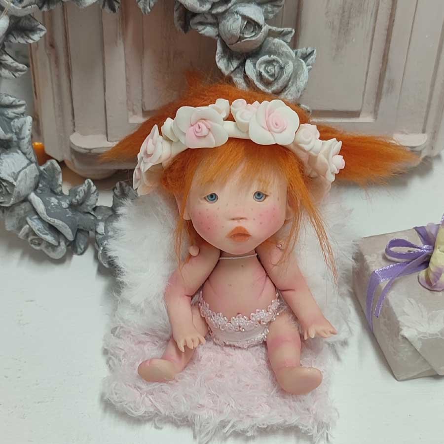 Angelita Decorativa de Arcilla • Evaninas Muñeca decorativa con mantita a crochet hecha a mano por Evaninas.