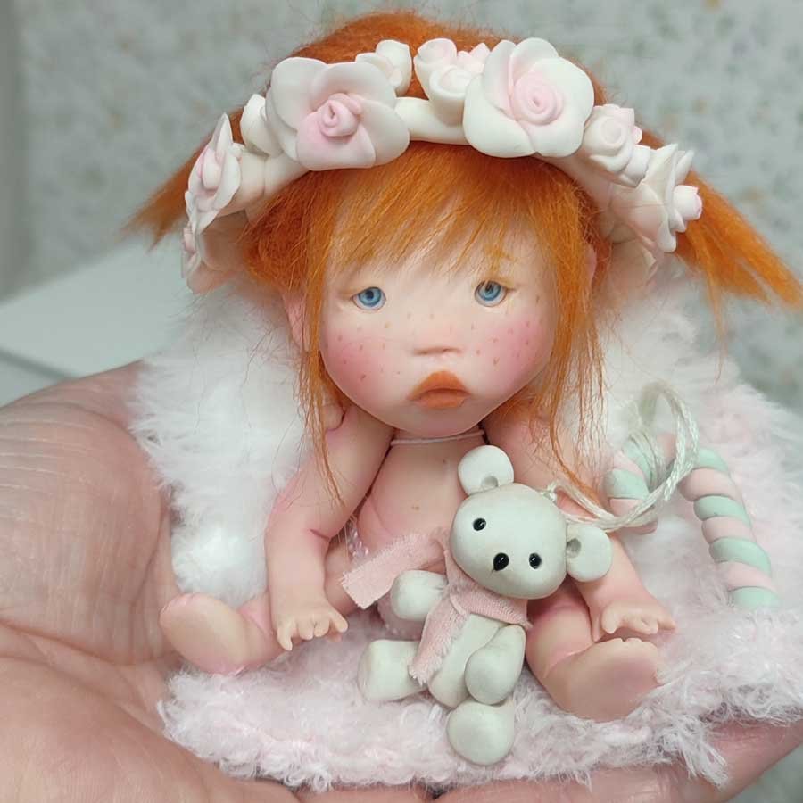 Angelita Decorativa de Arcilla • Evaninas Muñeca con alas de ángel y osito hecha a mano por Evaninas.