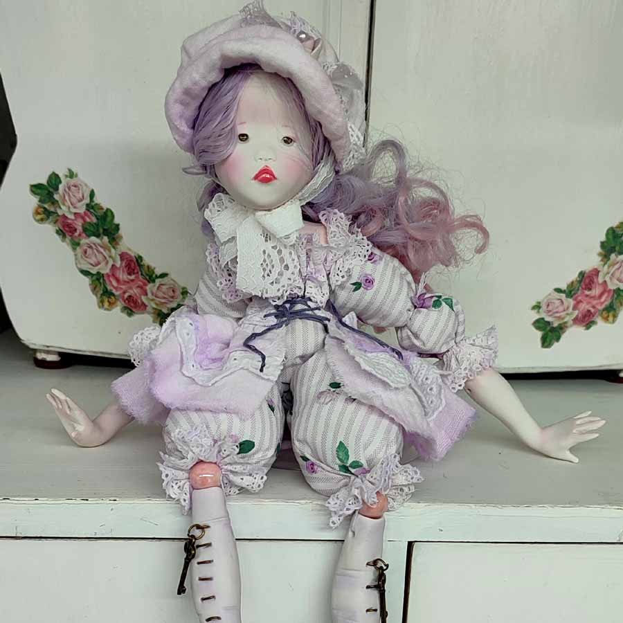 Muñeca modelada en arcilla blanca para coleccionar de Evaninas.