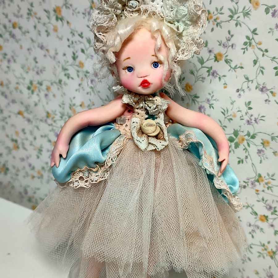 Muñeca con Libro Decorativo • Evaninas Muñeca con tutú y vestido rococó de Evaninas.