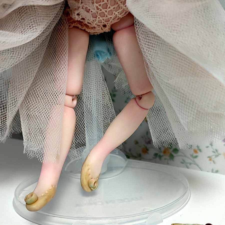 Muñeca con Gorro Rococó • Evaninas Zapatillas de muñeca en arcilla por Evaninas.