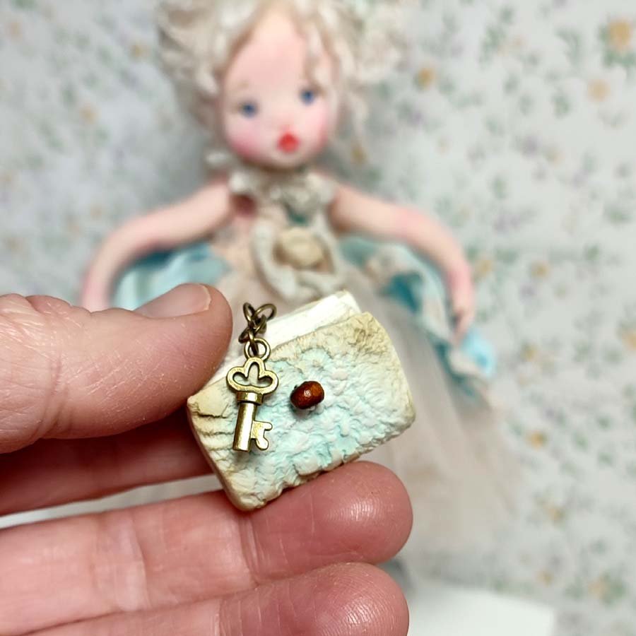 Muñeca con Libro Decorativo • Evaninas Libro de arcilla para muñeca con llave. Hecho por Evaninas.