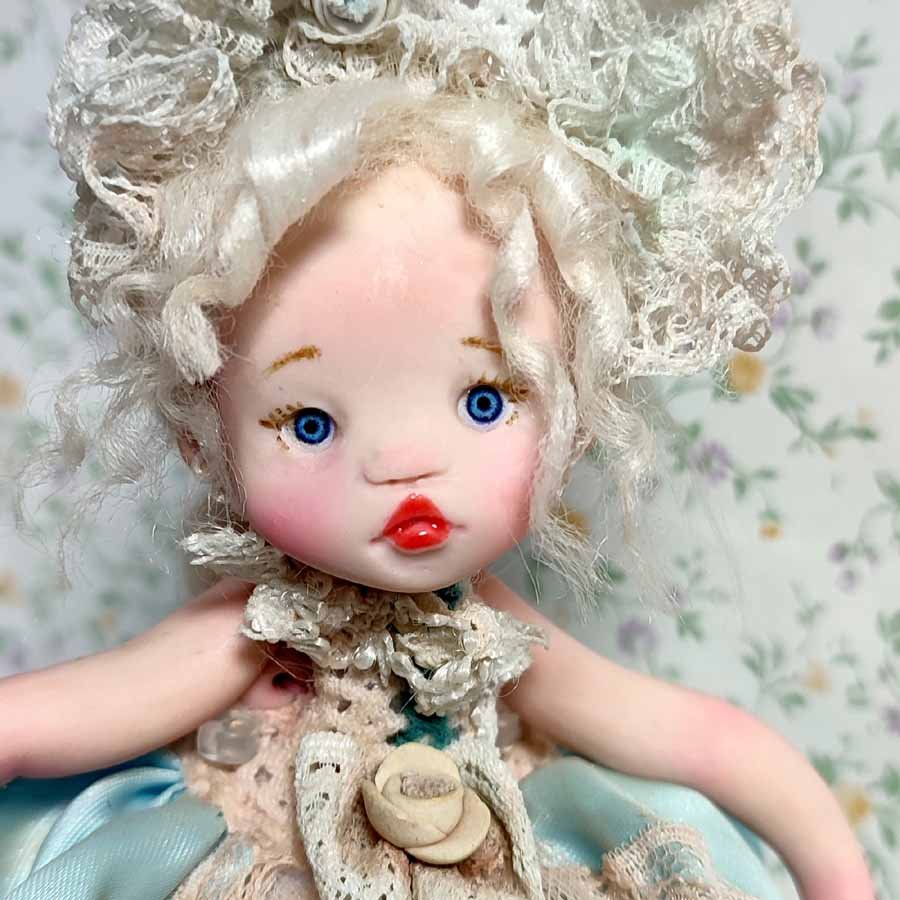 Muñeca con Libro Decorativo • Evaninas Muñeca con labios rojos hecha a mano por Evaninas.