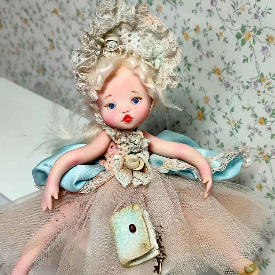 Muñeca con Libro Decorativo • Evaninas Muñeca soñadora con libro decorativo hecho a mano por Evaninas.