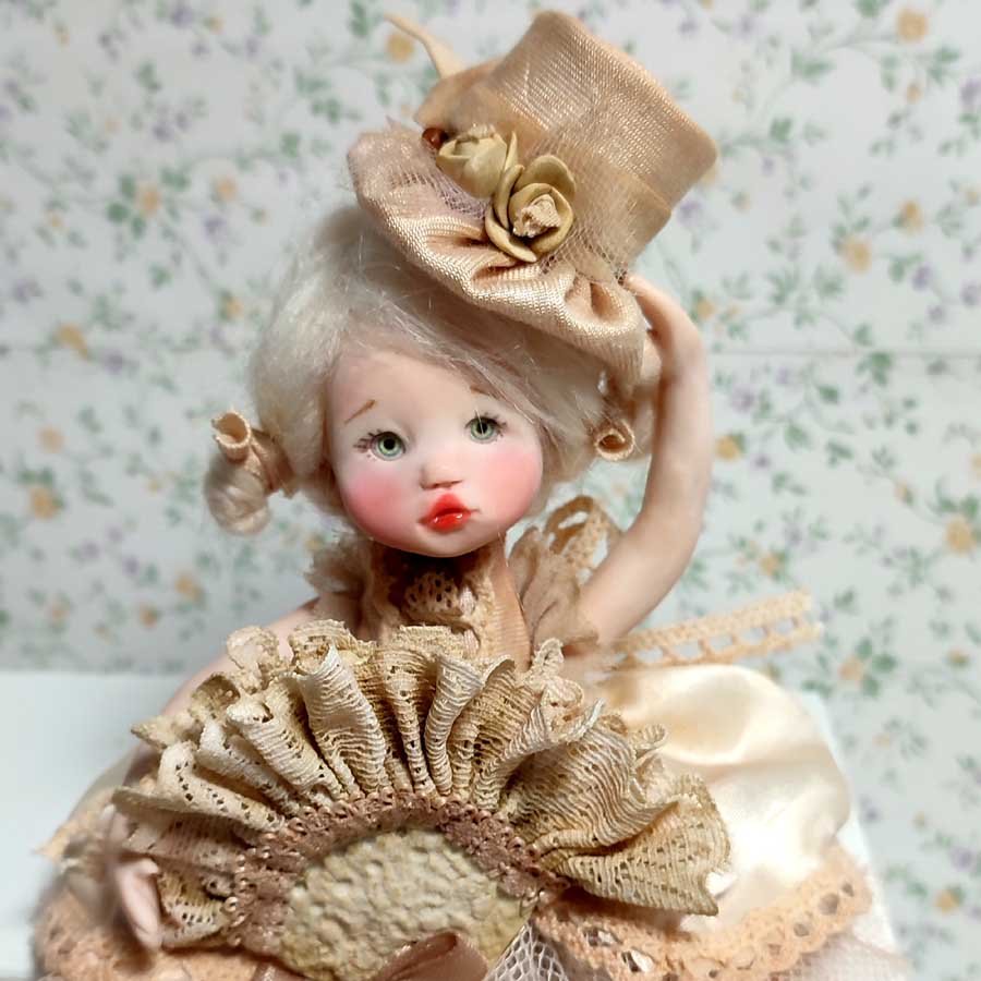 Muñeca con sombrero de copa hecha a mano por Evaninas.