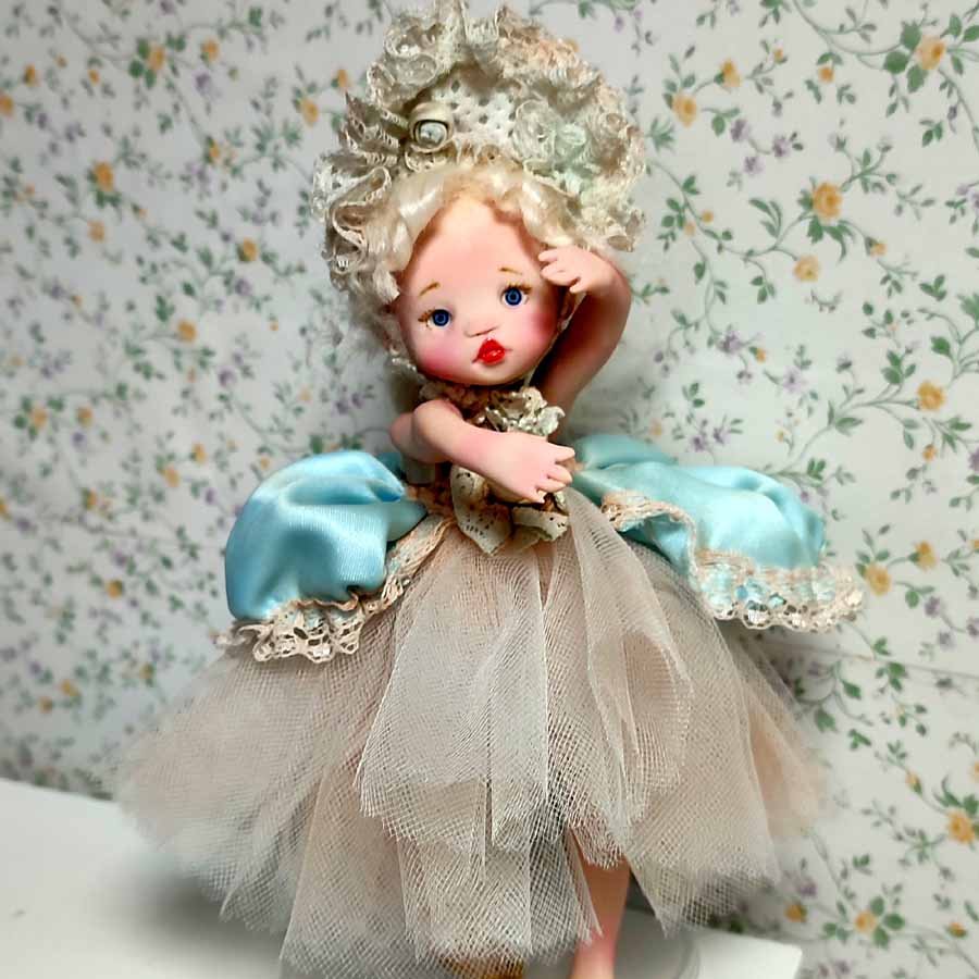 Muñeca con libro decorativo hecho a mano por Evaninas.