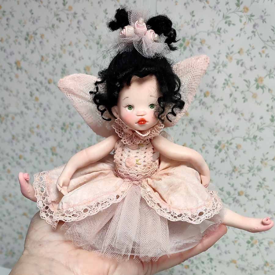 Muñeca con vestido rococó de arcilla polimérica hecha a mano por Evaninas.