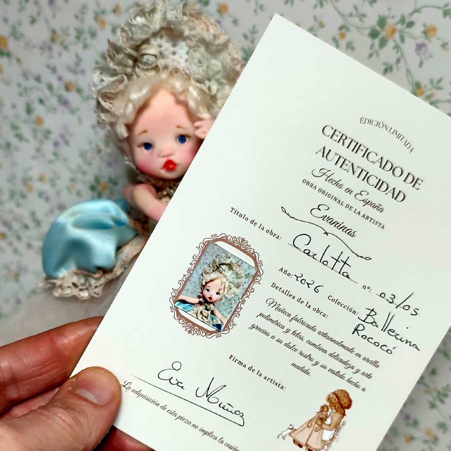 Muñeca con Libro Decorativo • Evaninas Certificado de muñeca Evaninas