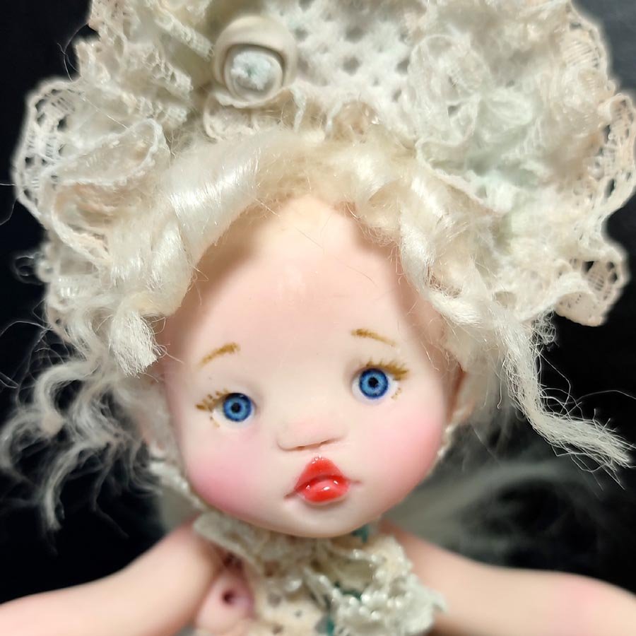 Muñeca con Libro Decorativo • Evaninas Cara de muñeca con gorro de época hecho a mano por Evaninas.