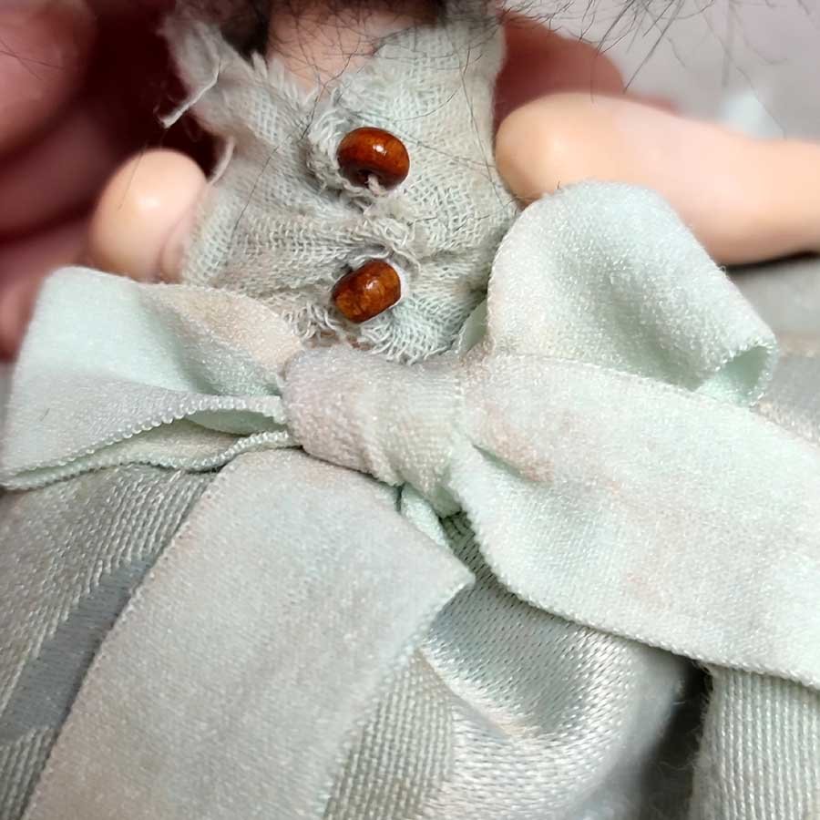 Muñeca con Gorro Rococó • Evaninas Botones de madera para vestido de muñeca de Evaninas.