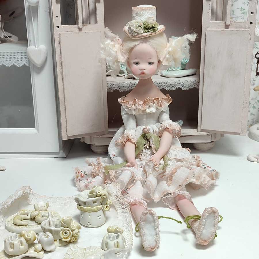 Muñeca con Gorro Blanco • Evaninas Muñeca con juego de té en amarillo hecho a mano por Evaninas.