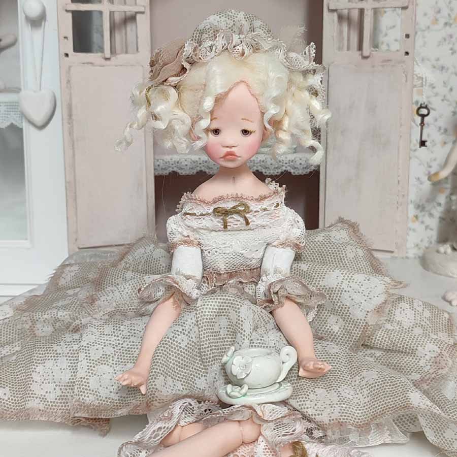 Muñeca con Vestido Beis • Evaninas Muñeca Jane de la colección Tea Time de Evaninas.