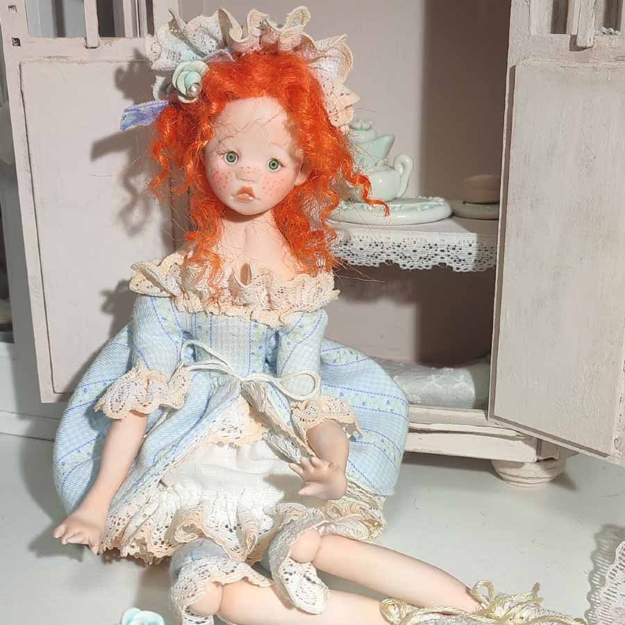 Muñeca con Falda Azul • Evaninas Muñeca con falda azul y puntillas hecha por Evaninas.