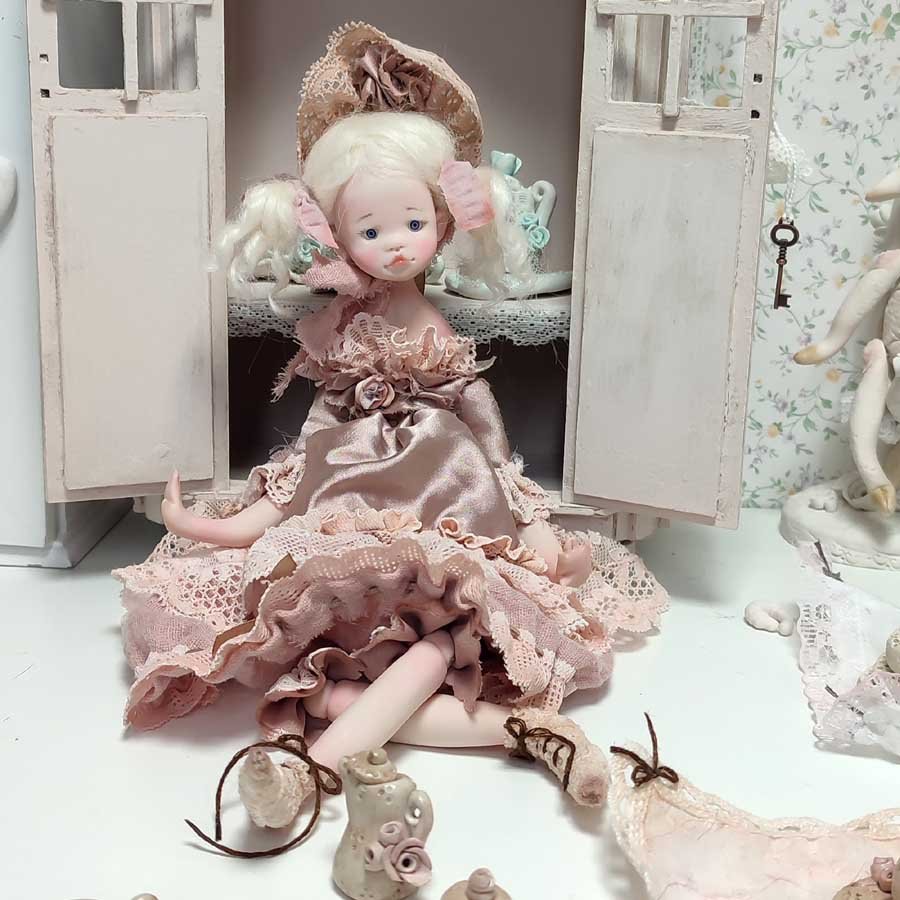 Muñeca con Vestido Rosado • Evaninas Muñeca con juego de té hecha por Evaninas.