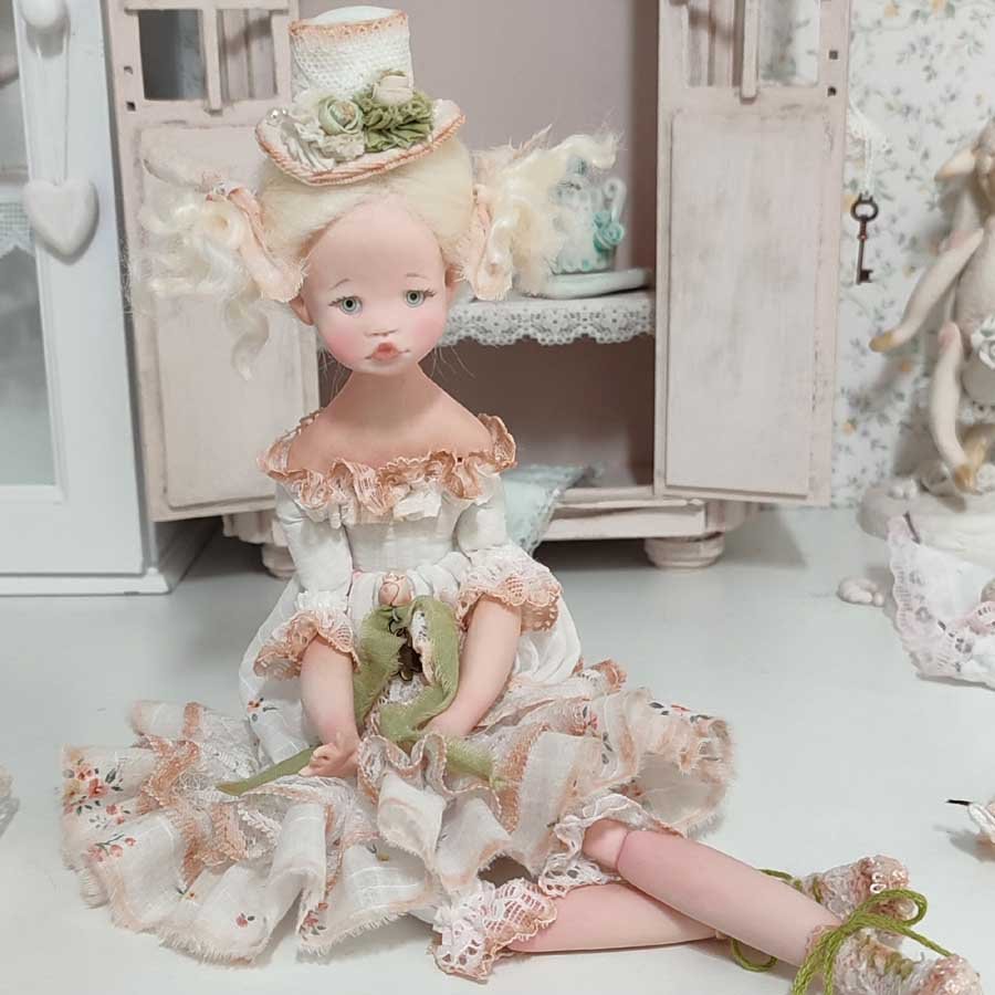 Muñeca con Gorro Blanco • Evaninas Muñeca con vestido blanco y zapatillas de encaje de Evaninas.