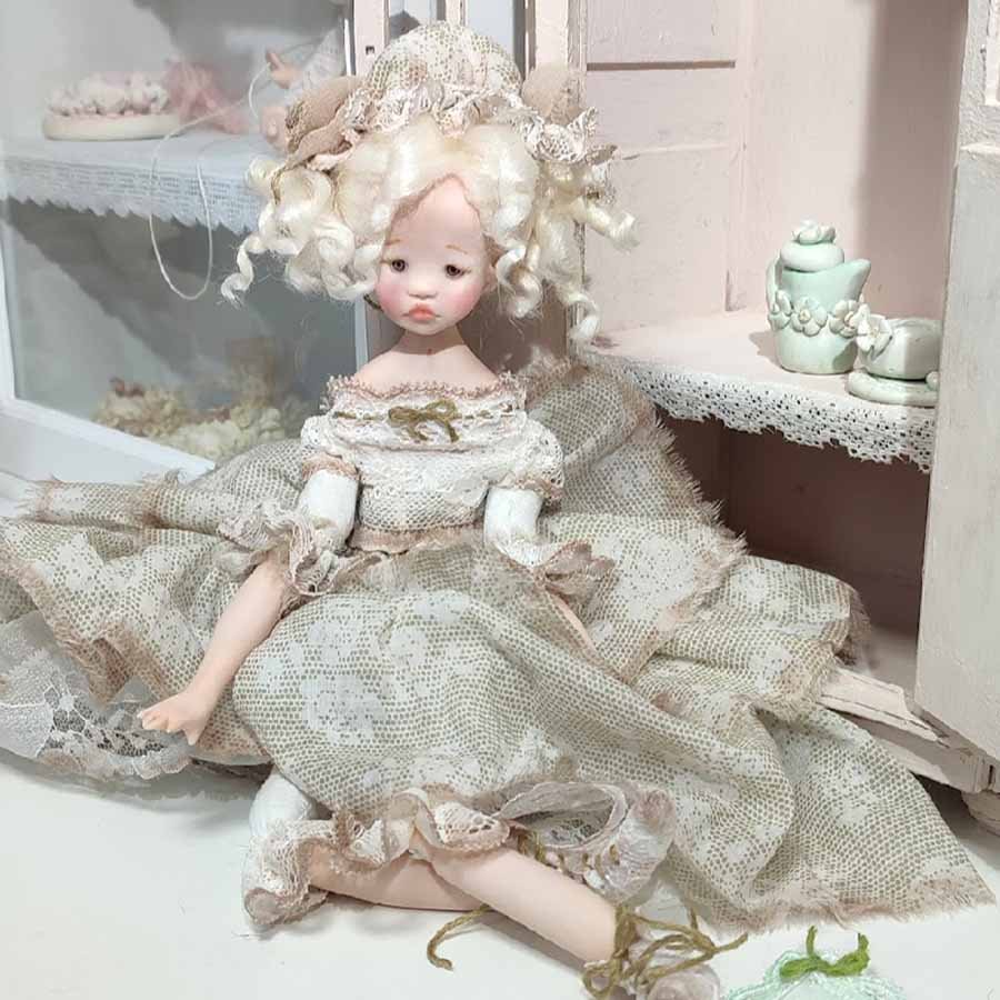 Muñeca con vestido beis hecha por Evaninas.