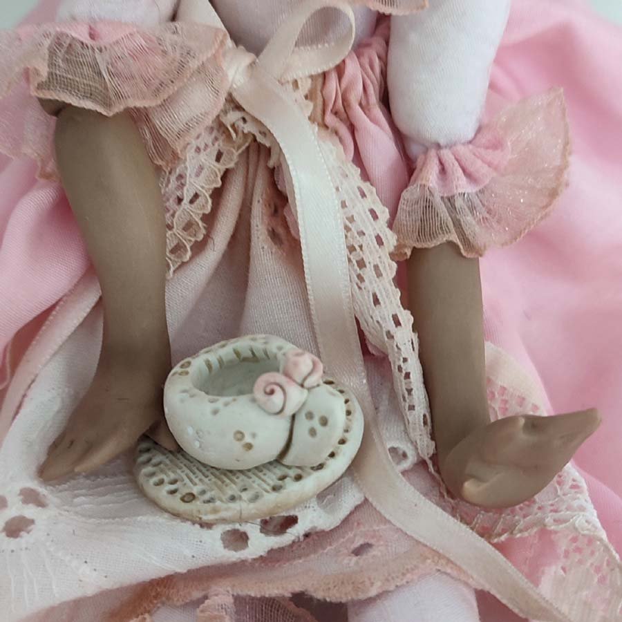Muñeca con Vestido Rosa • Evaninas Juego de té rústico para muñeca de Evaninas.