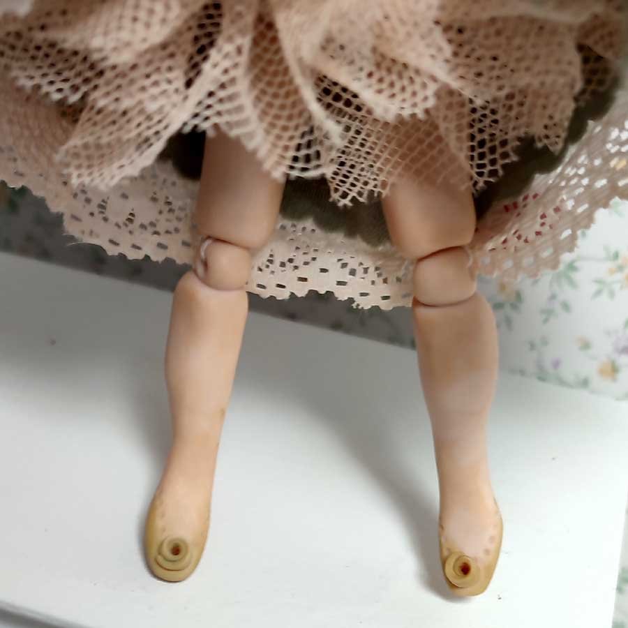 Muñeca con Gorro Rococó • Evaninas Piernas articuladas de muñeca por Evaninas.