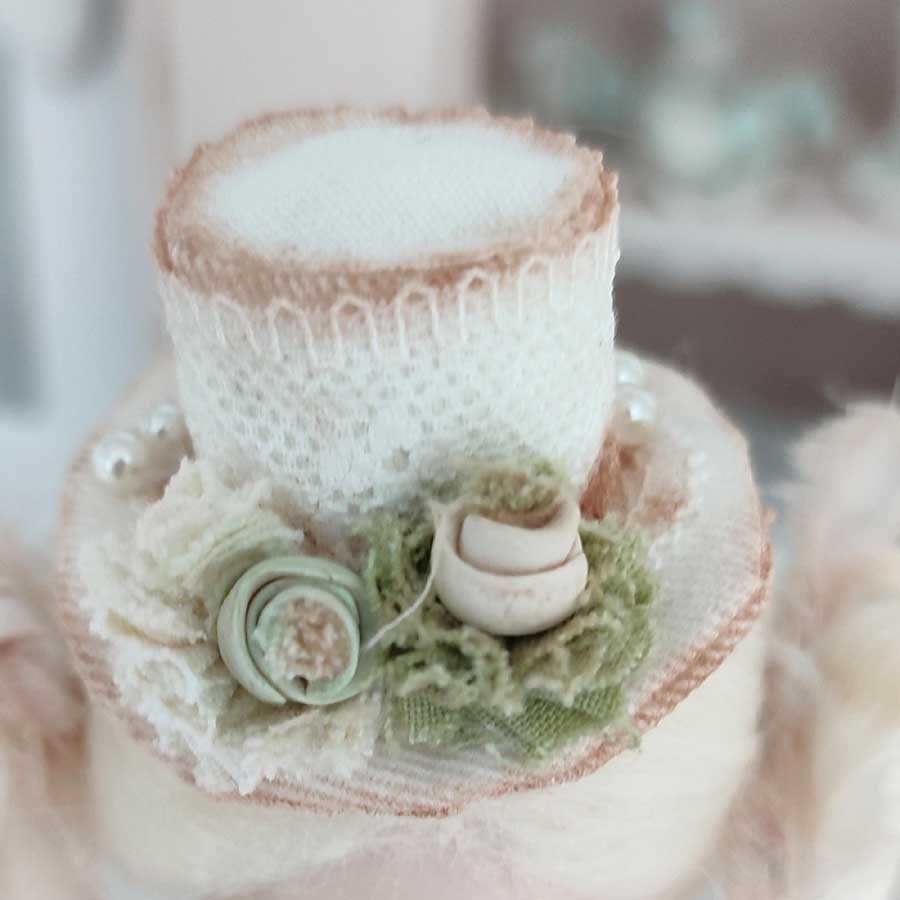 Muñeca con Gorro Blanco • Evaninas Gorro blanco para muñeca de Evaninas.