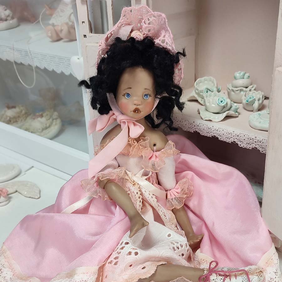 Muñeca con Vestido Rosa • Evaninas Muñeca con pelo rizado hecha por Evaninas.