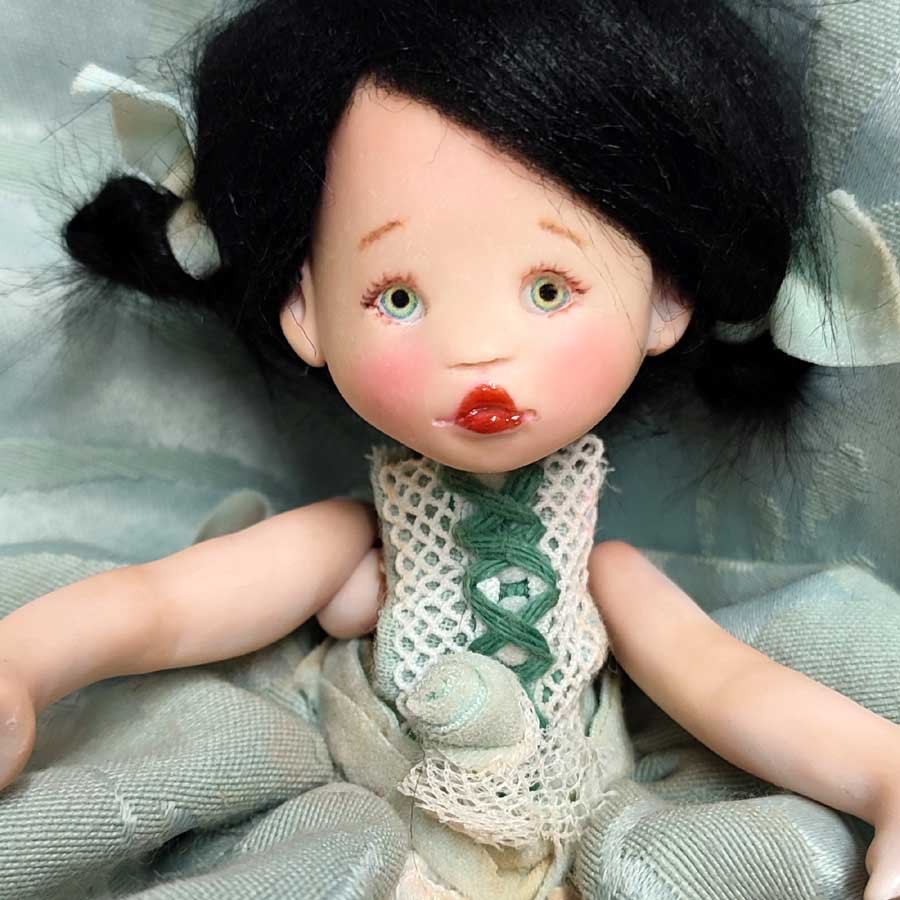 Muñeca con Gorro Rococó • Evaninas Cara de muñeca de la colección Ballerina Rococó de Evaninas.