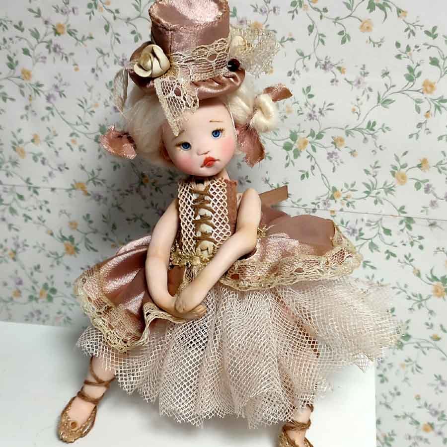 Muñeca con tutú hecha a mano por Evaninas.