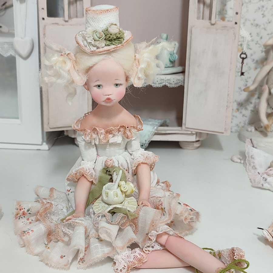 Evaninas muñecas hechas a mano • Evaninas Muñeca con gorro blanco de la colección Tea Time de Evaninas.