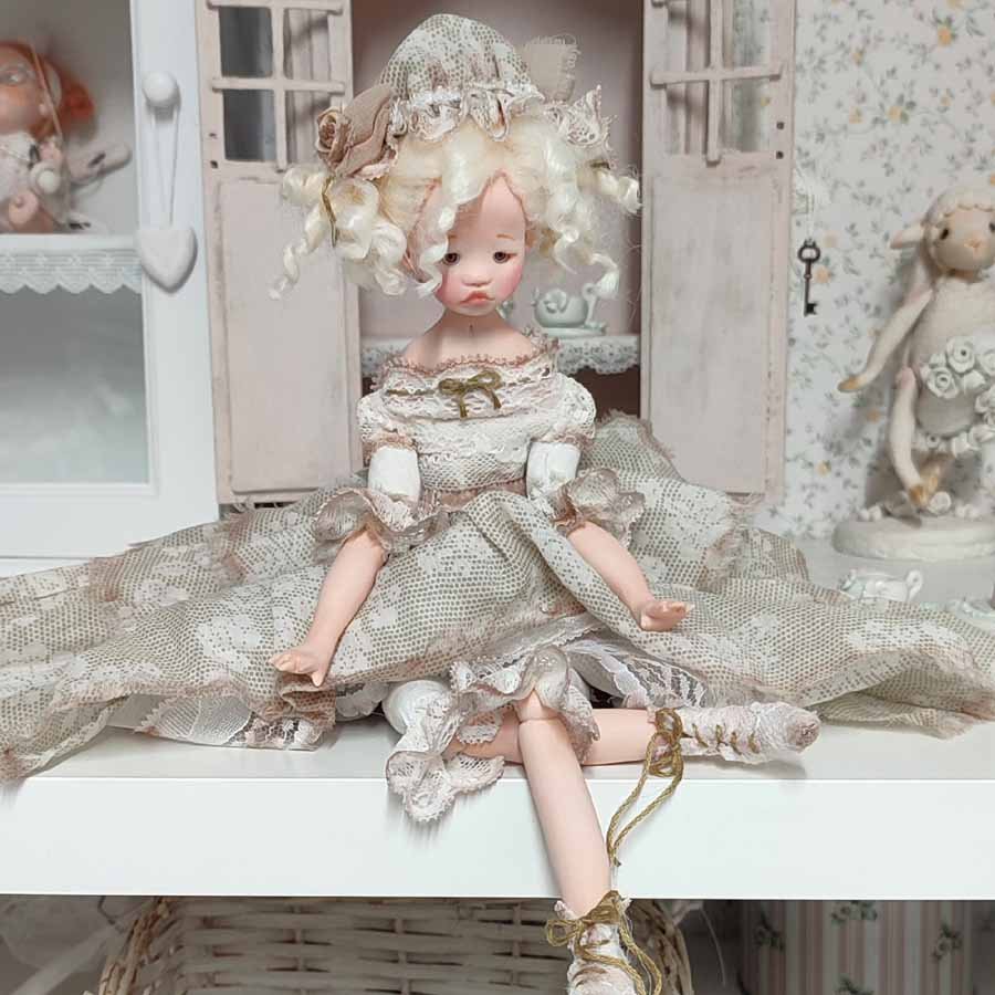 Muñeca con Vestido Beis • Evaninas Muñeca con vestido beis de volantes de Evaninas.