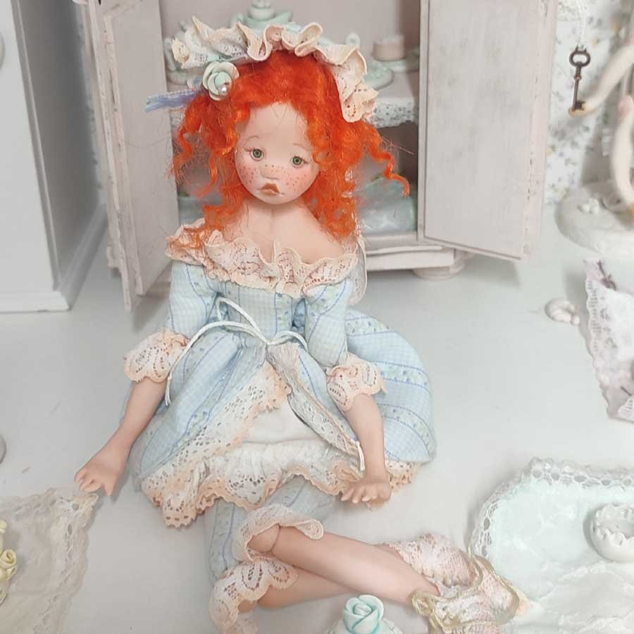 Muñeca con Falda Azul • Evaninas Muñeca Emily de la colección Tea Time de Evaninas.