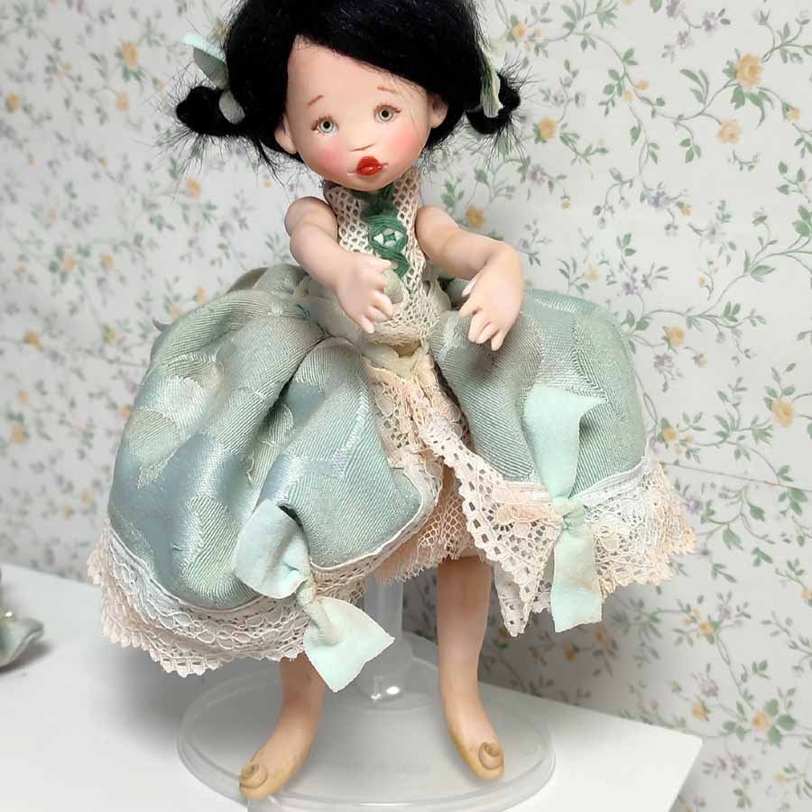 Muñeca con Gorro Rococó • Evaninas Muñeca con tutú de Evaninas.