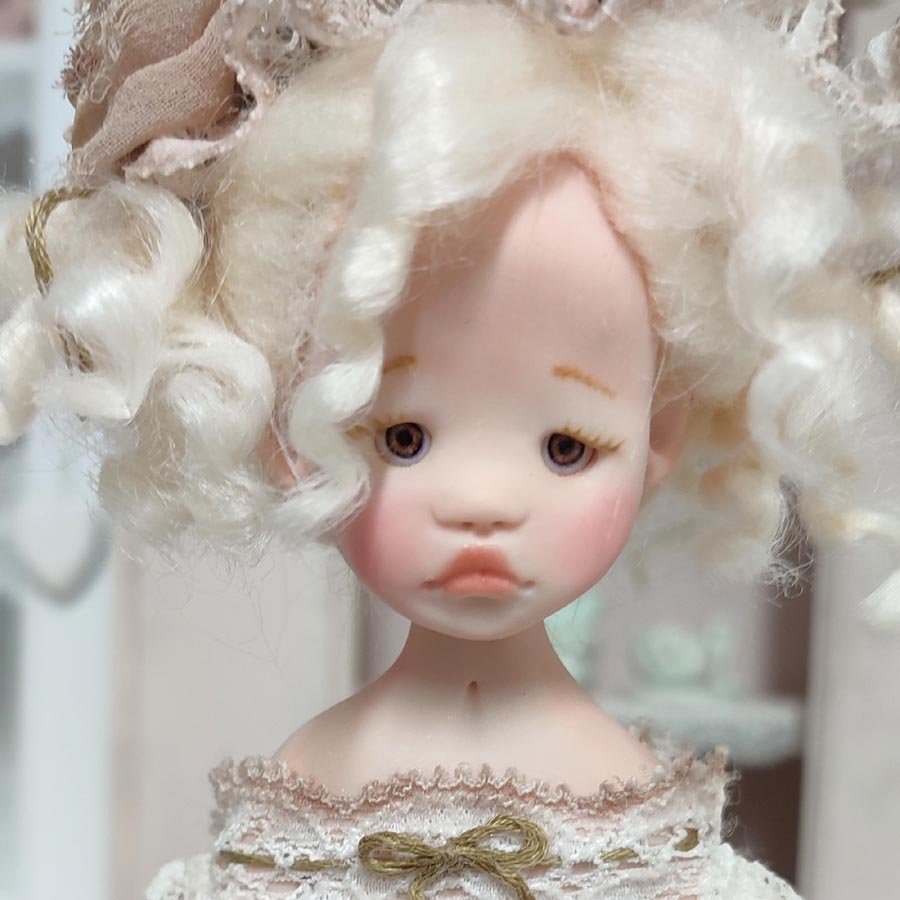 Muñeca con Vestido Beis • Evaninas Cara de muñeca de arcilla polimérica de la colección Tea Time de Evaninas.