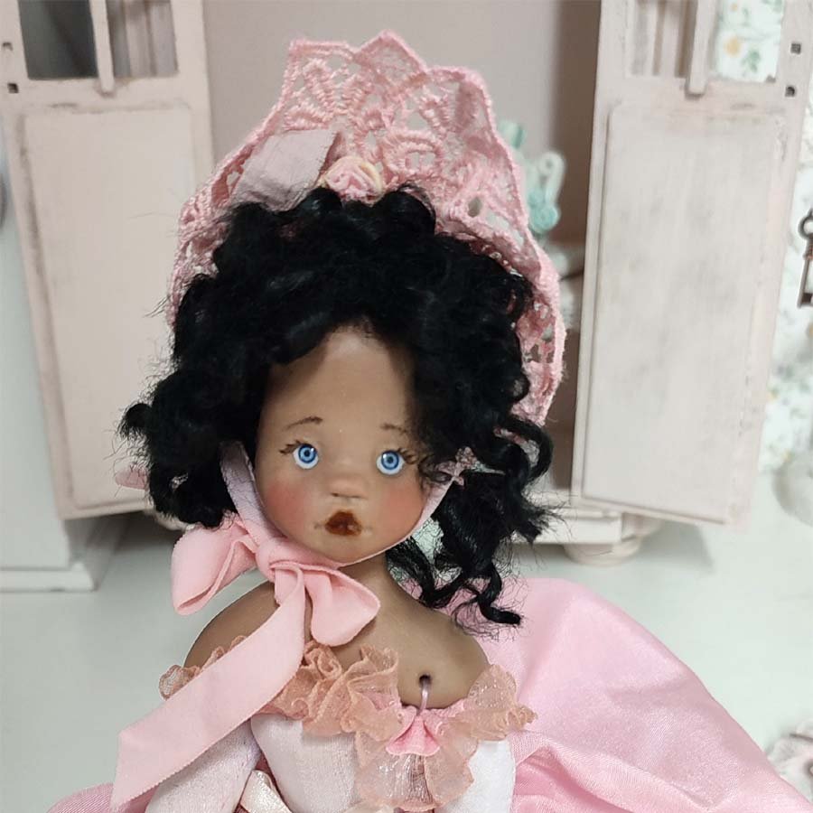 Muñeca con Vestido Rosa • Evaninas Cara de muñeca de arcilla hecha por Evaninas.