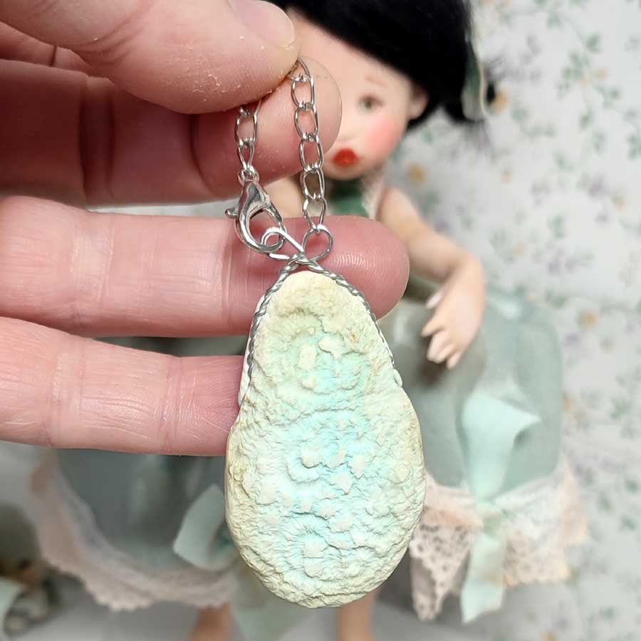 Muñeca con Gorro Rococó • Evaninas Bolso de arcilla para muñeca de Evaninas.