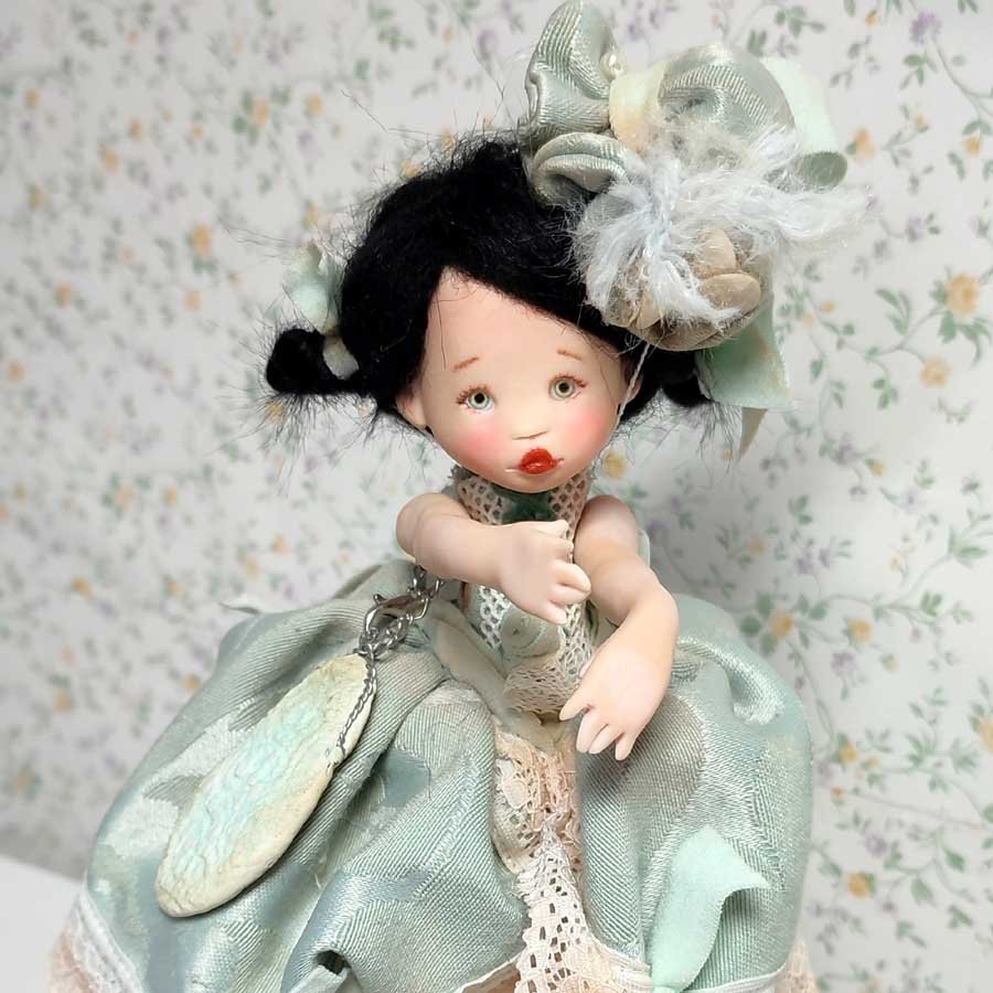 Muñeca con Gorro Rococó • Evaninas Muñeca con pelo negro y vestido rococó de Evaninas.