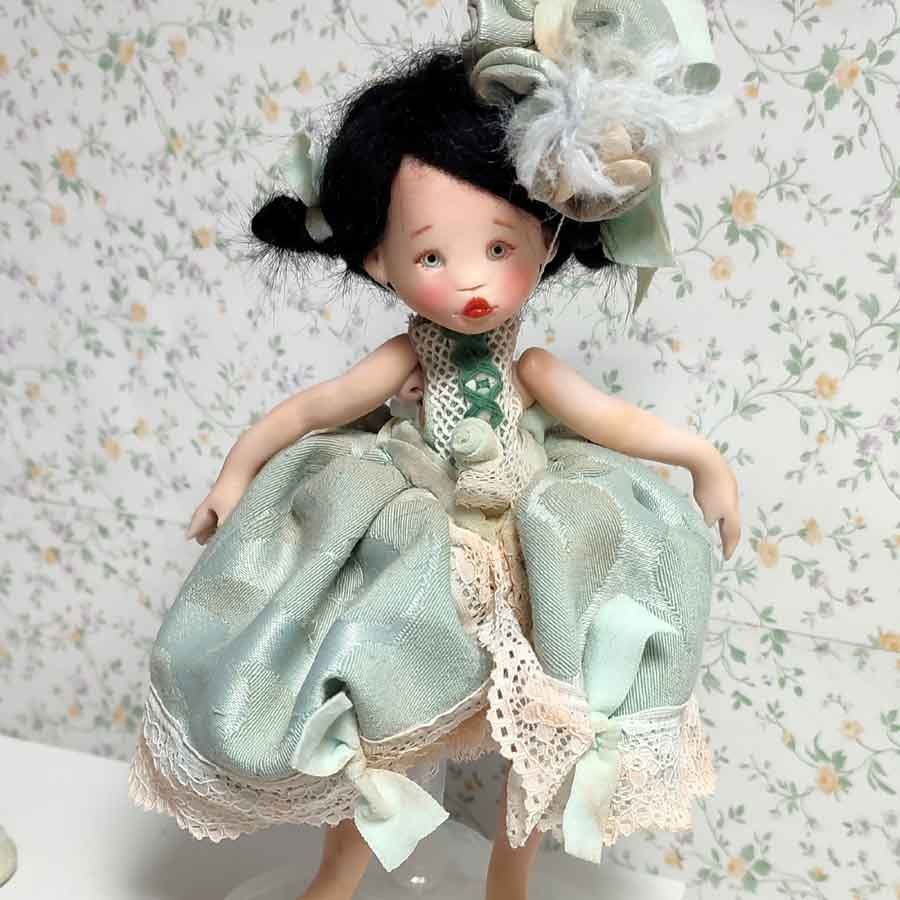 Muñeca con Gorro Rococó • Evaninas Muñeca con vestido rococó y gorro a conjunto hecha a mano por Evaninas.