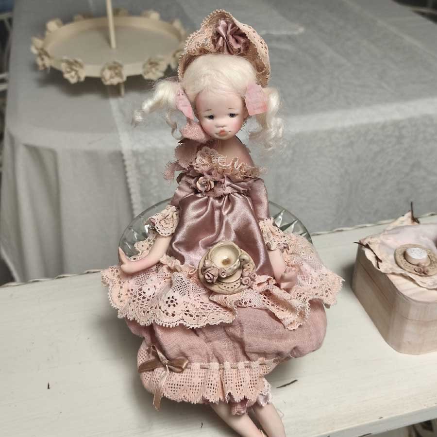 Muñeca con Vestido Rosado • Evaninas Muñeca decorativa Sophie de Evaninas.