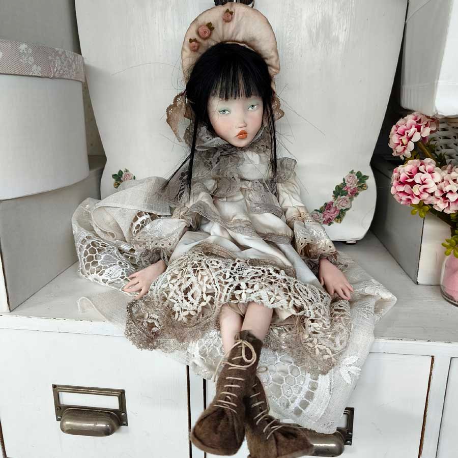 Muñeca con Vestido Empolvado • Evaninas Muñeca para coleccionar con vestido empolvado y bordados de Evaninas.