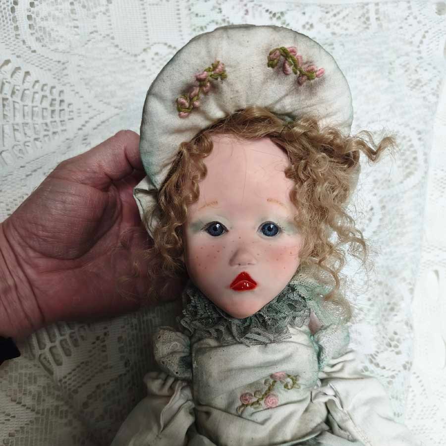 Muñeca con Gorro Empolvado • Evaninas Cara de muñeca Mei de la colección Encanto Empolvado de Evaninas.